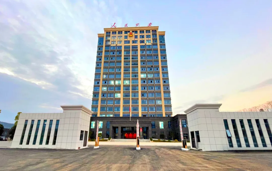 大余縣公安業(yè)務(wù)技術(shù)用房提升改造及配套附屬設(shè)施建設(shè)項(xiàng)目順利完工并交付使用